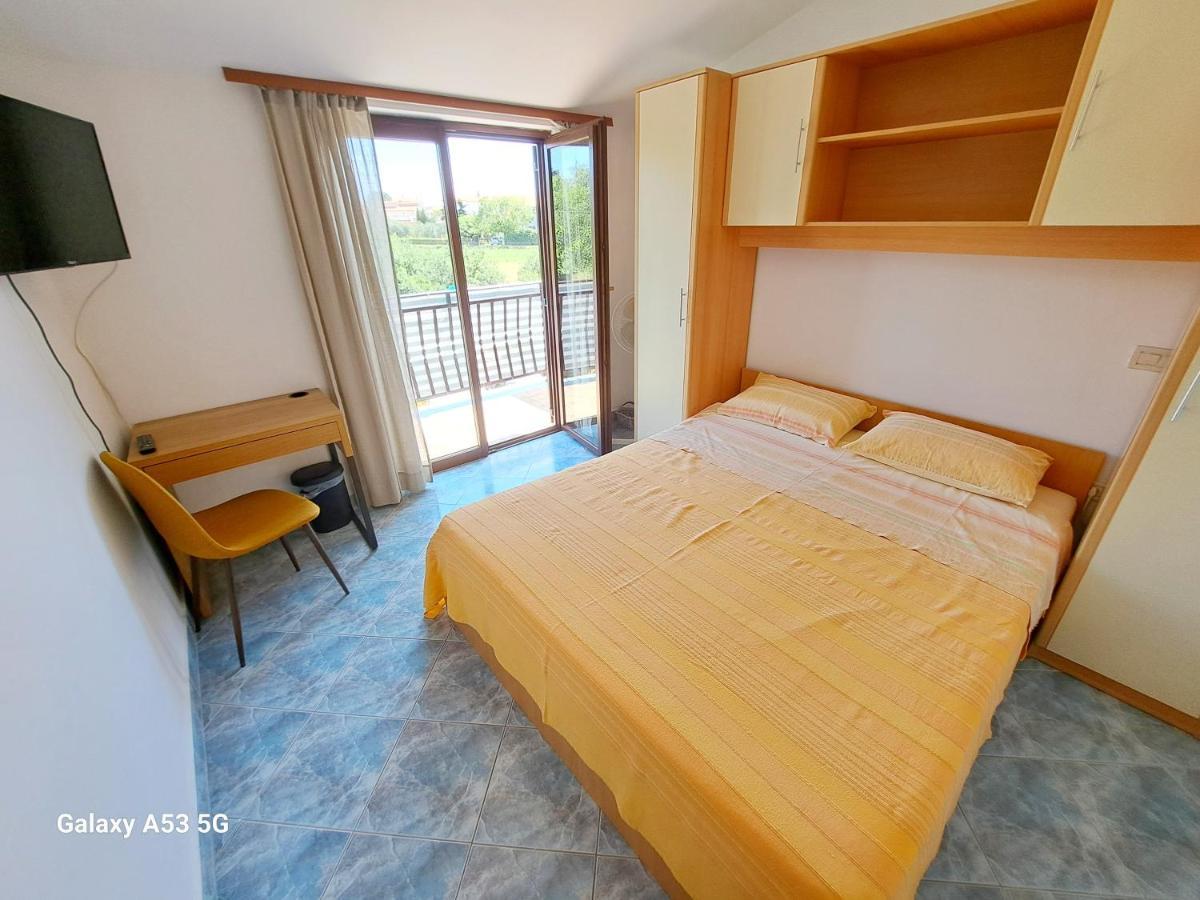 FažanaAparments Orange & Blueアパートメント エクステリア 写真